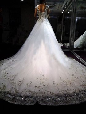 画像:  LJオーダー無料100万円以上の価値ウェディングドレス シンデレラ 一生一度の最高の輝き 来場客魅了の花嫁さん