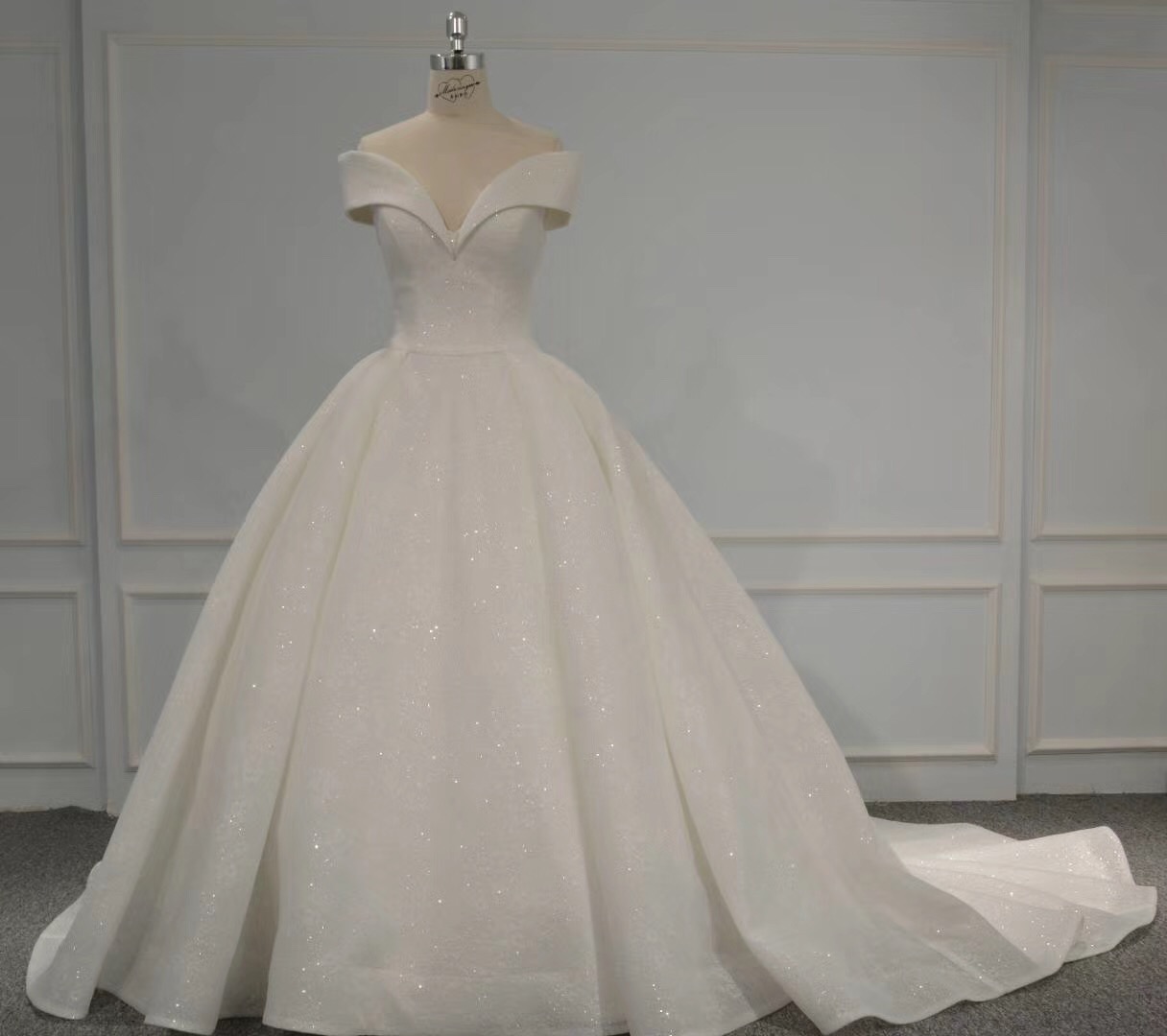 王室豪華オフショルダー花嫁ウエディングドレス ミカドシルク サイズオーダー無料 結婚式 海外挙式 色変更無料 高品質 高度の縫製技術